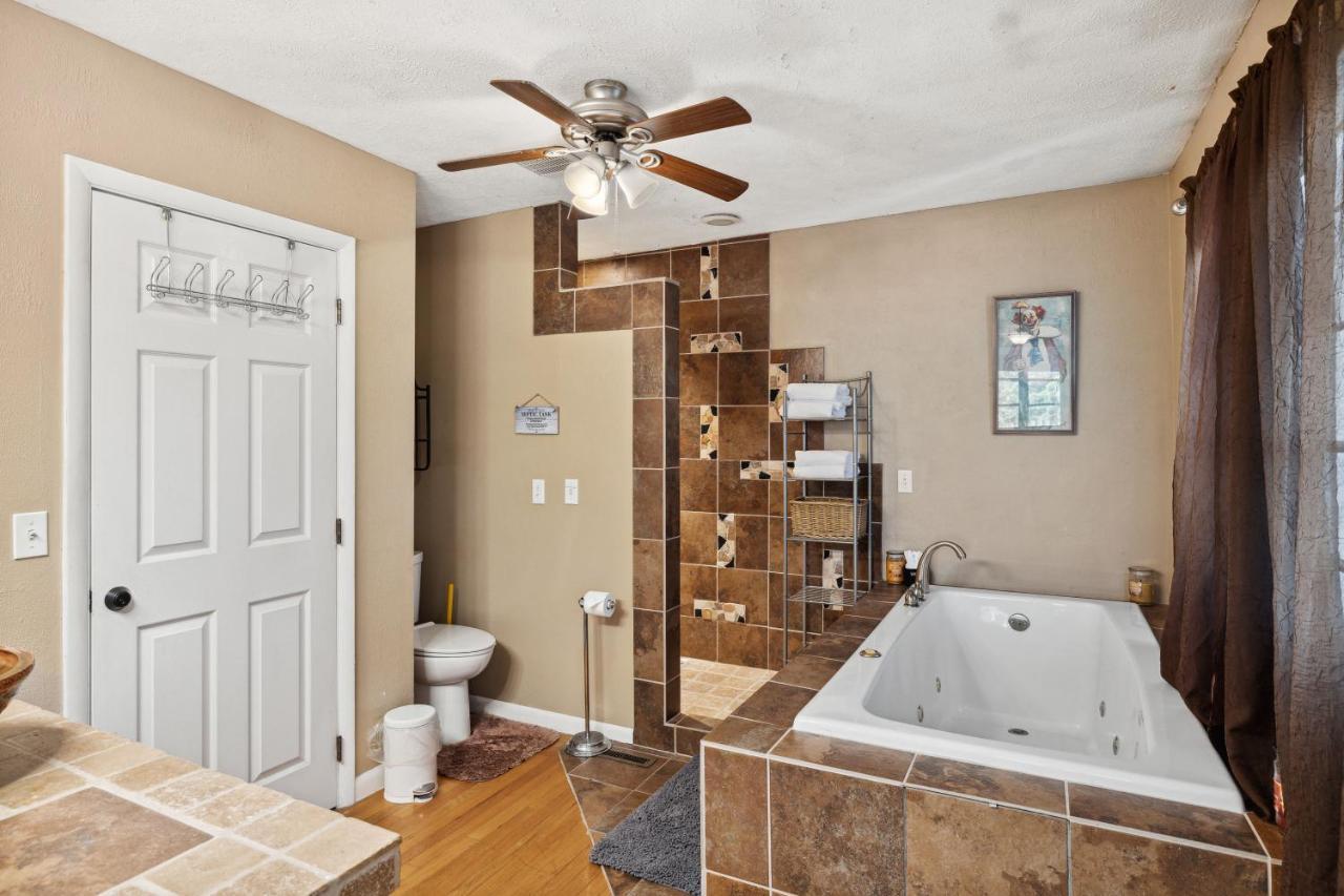 Mid-Century Vintage Brick Ranch Upstairs Guesthouse Sevierville Buitenkant foto